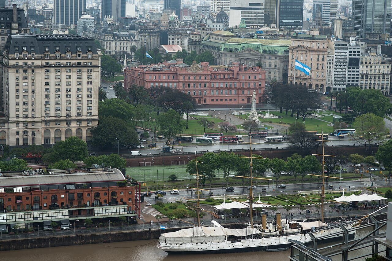 Vista panorámica de contenedores en el puerto de Buenos Aires al atardecer.
