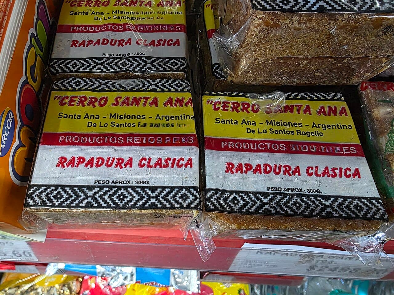 estanterías de un supermercado repletas de productos