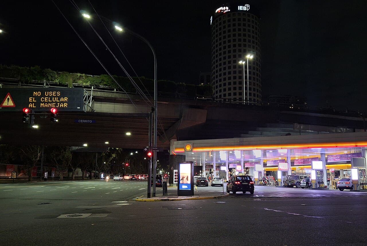 Surtidores de combustible en una estación de servicio