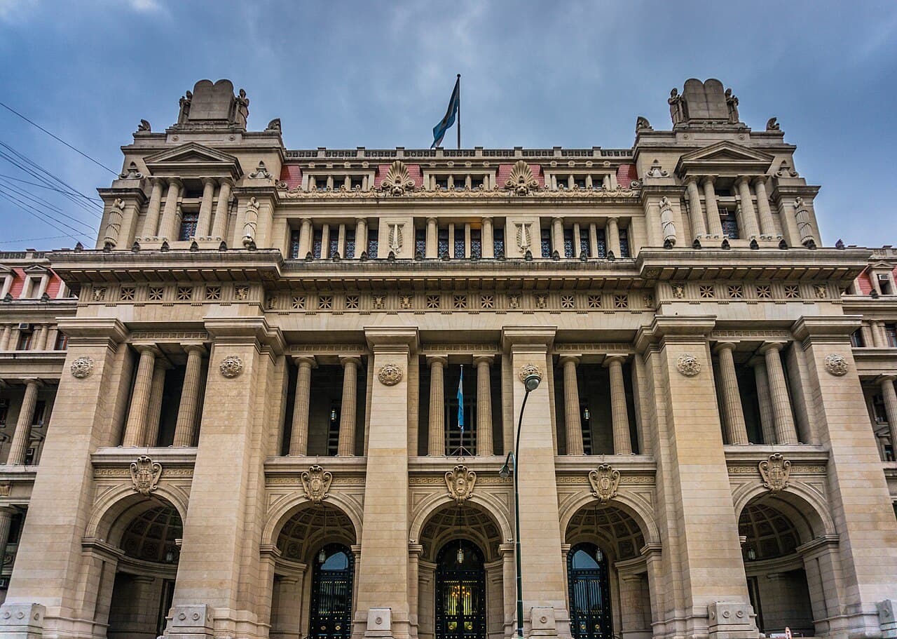 Fachada del edificio del Palacio de Justicia de la Nación en Buenos Aires.