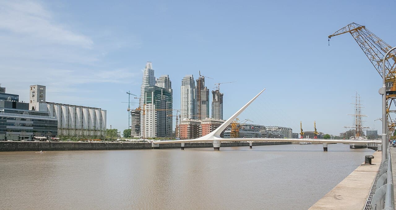 Vista panorámica de contenedores apilados en una terminal portuaria argentina.