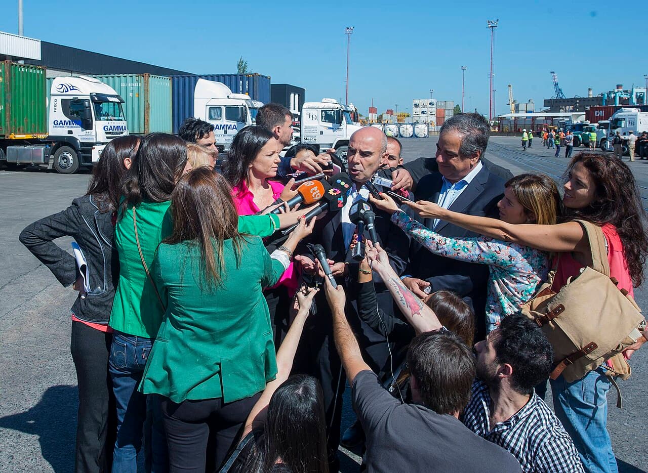 contenedores de carga en un puerto con movimiento