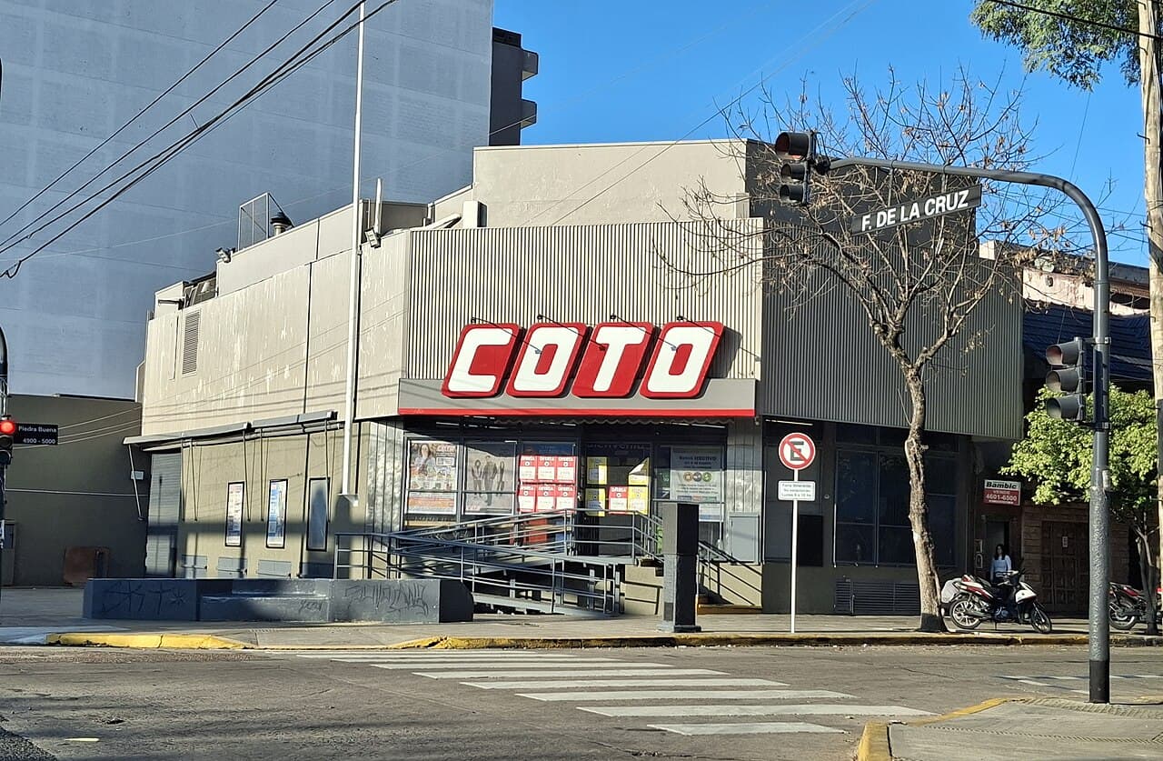 Pasillos de un supermercado con estanterías de productos
