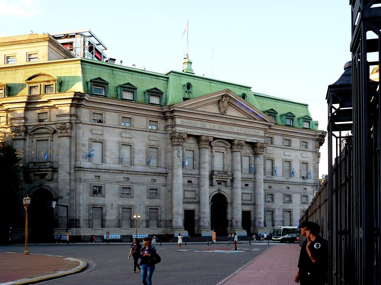 fachada de un banco en el centro financiero