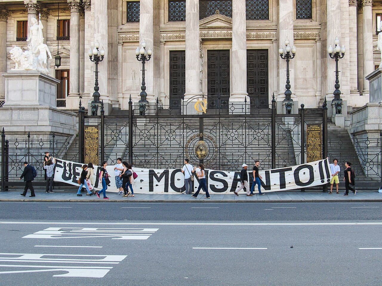 Vista de la fachada de un edificio institucional en Buenos Aires