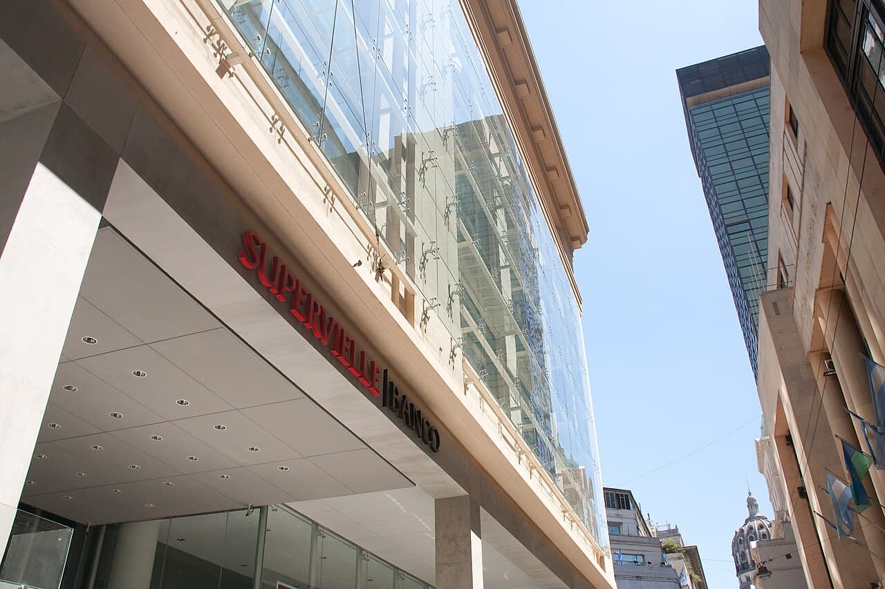Fachada de un edificio de oficinas moderno en Buenos Aires.