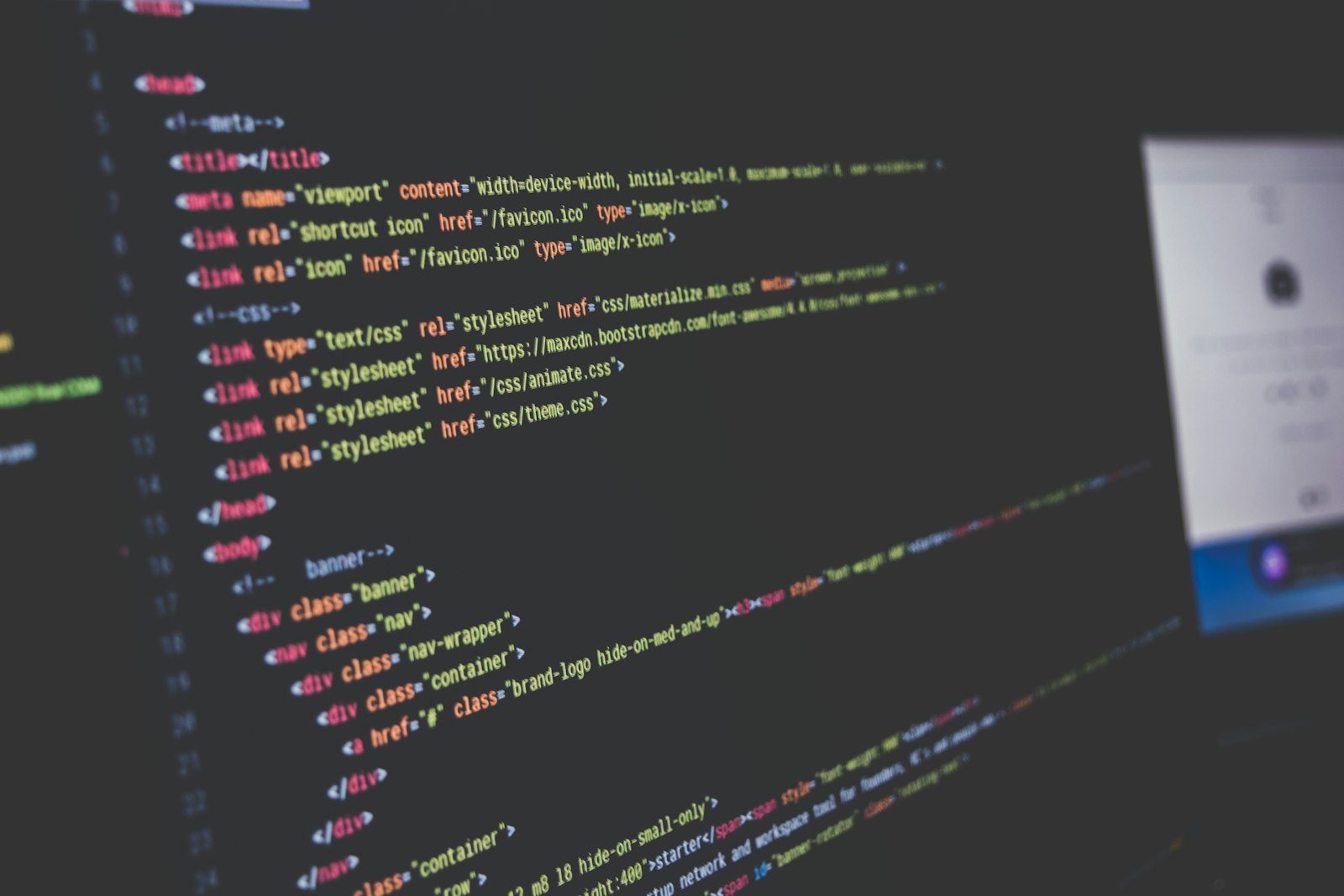 pantalla de computadora con código y gráficos de seguridad
